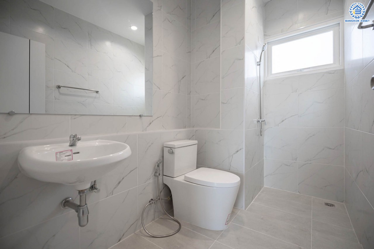 บ้านมือสองตกแต่งใหม่ โครงการ เพอร์เฟคเพลส ราชพฤกษ์ บ้านเดี่ยว จากแบรนด์ Property Perfect เนื้อที่ 56.2 ตร.ว. ฟังก์ชัน 3 ห้องนอน 3 ห้องน้ำ  1 ห้องอเนกประสงค์ จอดรถได้ 2 คัน กับทำเลโซนเมือง ที่เชื่อมต่อหลากหลายเส้นทาง หน้าโครงการติดถ.ราชพฤกษ์ ใกล้รถไฟฟ้าสถานี "บางรักน้อยท่าอิฐ"